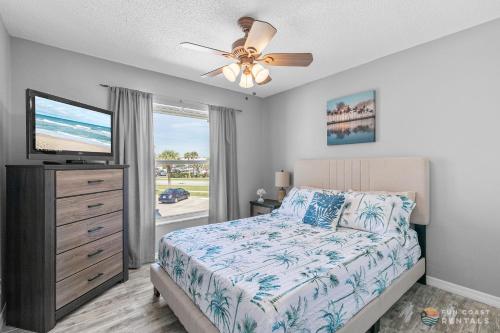 Gorgeous Condo Near No-Drive Beach with Pool, Barbecue Grill & River Access! in New Smyrna Beach, USA