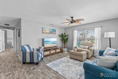 Gorgeous Condo Near No-Drive Beach with Pool, Barbecue Grill & River Access! in New Smyrna Beach, USA
