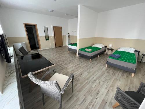 Große Zimmer für 3 Personen -Fernseher, Kühlschrank in Meine, Deutschland