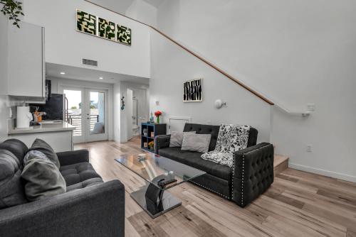 Stylish Modern one Bedroom Hollywood Loft With in unite washer dryer & Balcony, Los Angeles