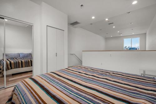Stylish Modern one Bedroom Hollywood Loft With in unite washer dryer & Balcony, Los Angeles (fotografie 7)