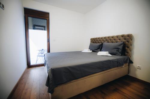 1 king bed, 1 sofa bed