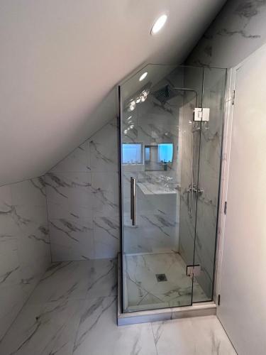Cozy Top-Floor Stay with Private Bathrooms & Free Parking, Auckland (photo 2)