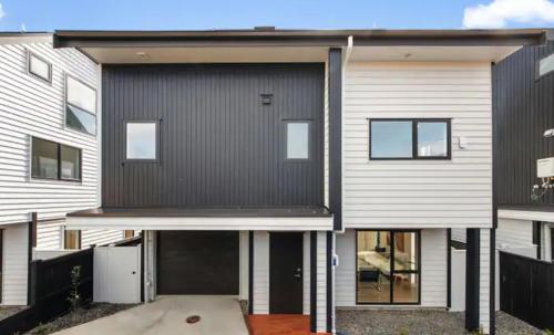 Cozy Top-Floor Stay with Private Bathrooms & Free Parking, Auckland (photo 3)