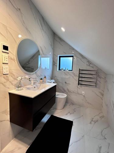 Cozy Top-Floor Stay with Private Bathrooms & Free Parking, Auckland (photo 5)