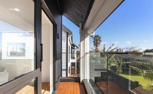 Cozy Top-Floor Stay with Private Bathrooms & Free Parking, Auckland (photo 6)