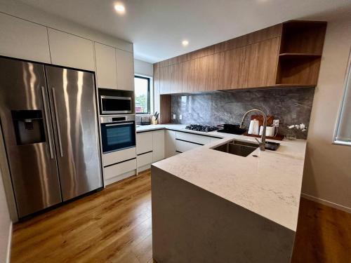 Cozy Top-Floor Stay with Private Bathrooms & Free Parking, Auckland (photo 7)