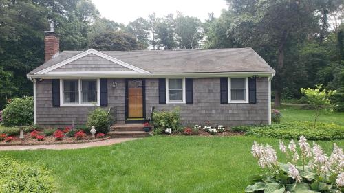Quiet Beach Home, walk to beach access in Plymouth, USA