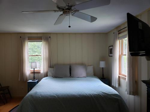 Quiet Beach Home, walk to beach access in Plymouth, USA