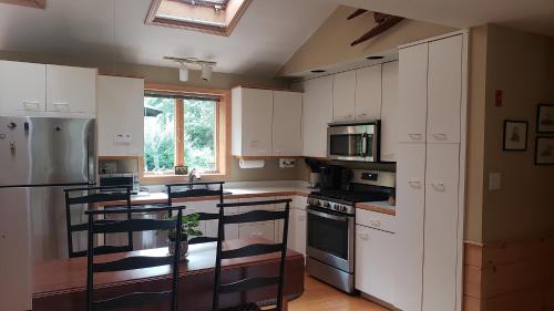 Quiet Beach Home, walk to beach access in Plymouth, USA