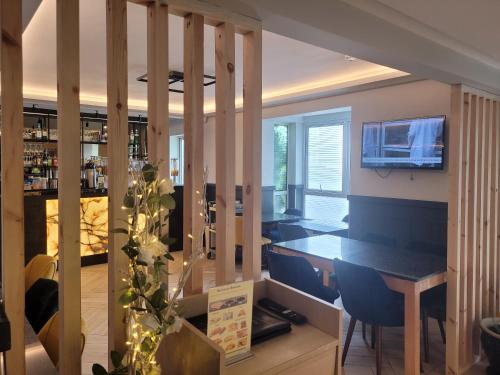Food and beverages, Gatwick White House Hotel in Gatwick Airport