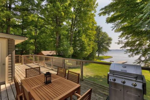 Woodland Hideaway! Relaxing Waterfront Sleeps 10 in Trent Lakes