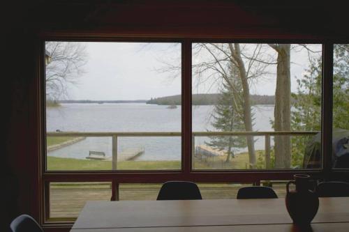 Woodland Hideaway! Relaxing Waterfront Sleeps 10 in Trent Lakes