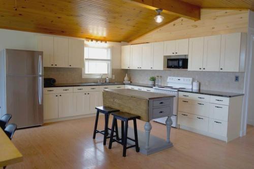 Woodland Hideaway! Relaxing Waterfront Sleeps 10 in Trent Lakes