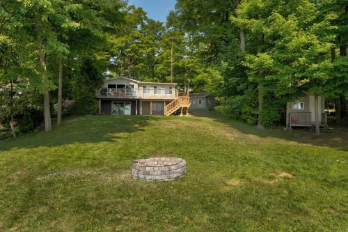 Woodland Hideaway! Relaxing Waterfront Sleeps 10 in Trent Lakes
