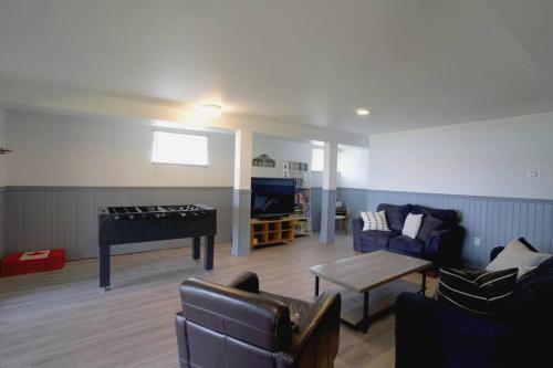 Woodland Hideaway! Relaxing Waterfront Sleeps 10 in Trent Lakes