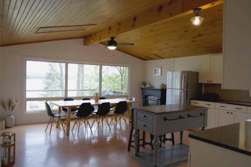 Woodland Hideaway! Relaxing Waterfront Sleeps 10 in Trent Lakes