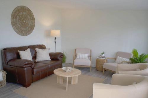 Woodland Hideaway! Relaxing Waterfront Sleeps 10 in Trent Lakes