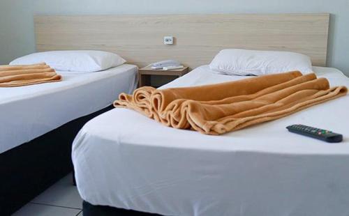 2 twin beds
