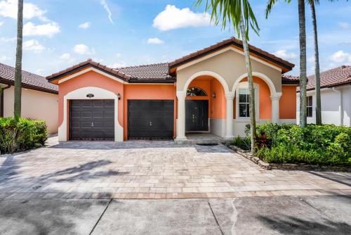 Miami Villa Lake View Retreat in Tamiami, USA