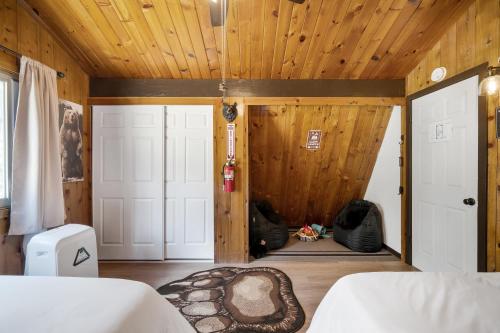 Cozy Cabin near Resorts and The Village +Mtn views in Big Bear City, USA