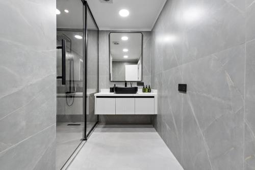 Vayk - Fully Upgraded One Bedroom in Marina - image 2