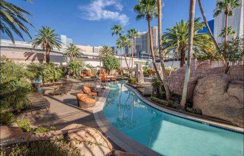 Úszómedence, The Signature at MGM Grand (All Suites) near Ellis Island Casino & Brewery