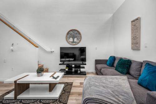 1-Bedroom Lofts in Hollywood Modern Design, Balcony, Parking & Hollywood Sign, Los Angeles