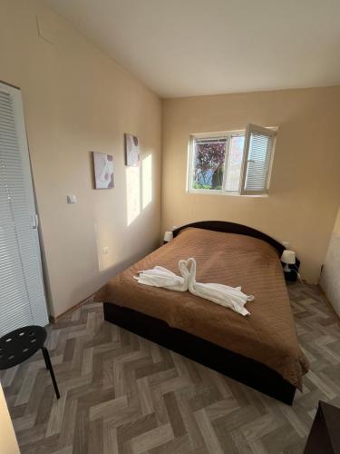 1 queen bed, 1 sofa bed