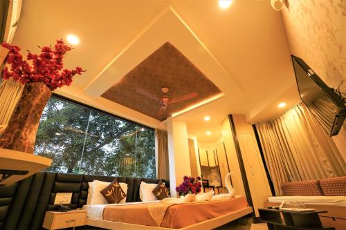 1 king bed, 1 twin bed