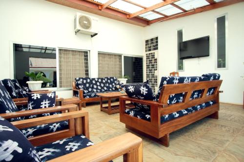 Shared lounge/TV area, La Casa Preciosa in Tanga in Tanga