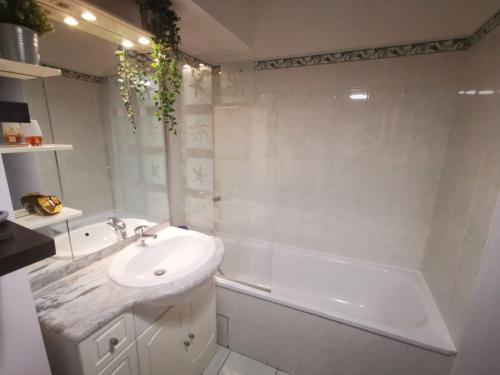 Fürdőszoba, Appartement chaleureux proche Disney 44m2 pour 4 pers classé 3 étoiles (Appartement chaleureux proche Disney 44m2 pour 4 pers classe 3 etoiles) in Torcy