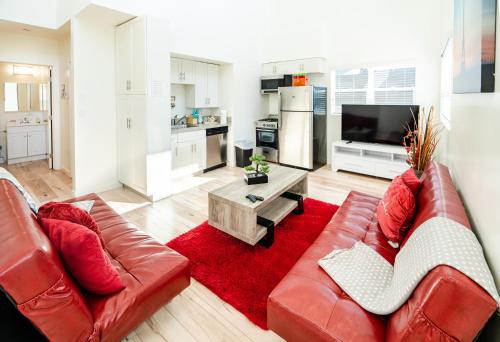 Modern Three Bedroom Loft with 3 Levels sleep 10 ppl in Hollywood in Los Angeles, USA