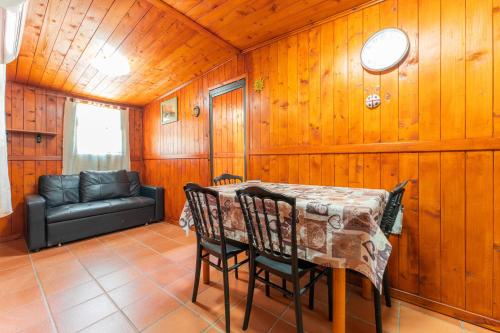 M e R House Margine Rosso