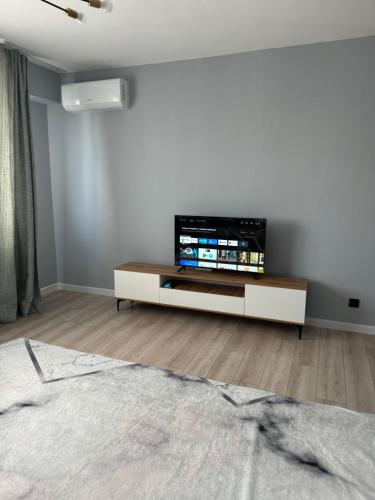 Koplietošanas atpūtas telpa ar TV, Современная квартира в Алматы для 4 человек in Akzhar