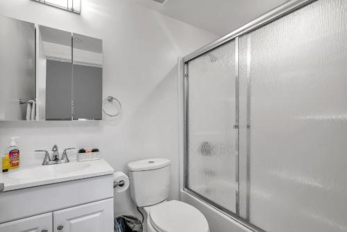 Chic 3-levels Loft-style 2-Bedroom 2-Bathroom condo by Hollywood, Los Angeles (fotografie 9)