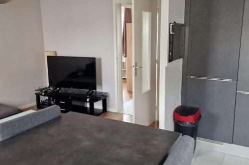 Refuge Urbain Chic avec Balcon in Saint-Lo