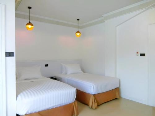Twin Room with Mountain View image 10
