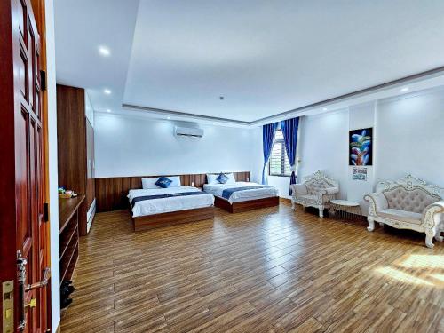 4 queen beds
