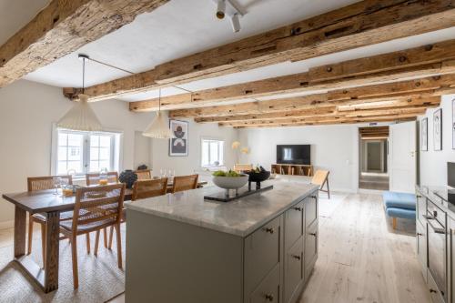 City Apartment With Exposed Ceiling Beams - image 11