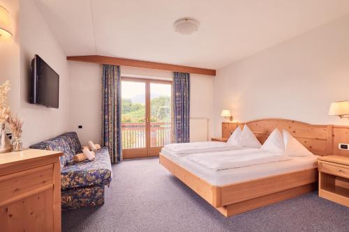 1 queen bed, 1 sofa bed