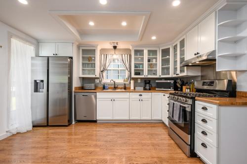 CLOSE to Disney Chic Entertainer with Arcade in Fullerton, USA