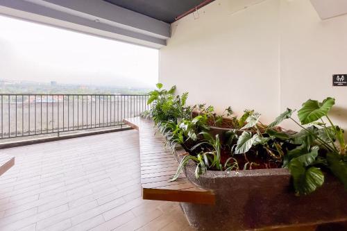 Balcony/terrace, RedLiving Apartemen Royal Park Sentul by Bogor Staycation in Babakan