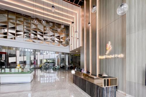 Lobby, RedLiving Apartemen Royal Park Sentul by Bogor Staycation in Babakan
