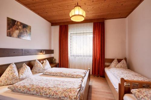 1 queen bed, 2 twin beds