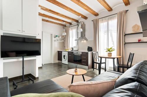 Lodging Apartments Almirall Beach 52, Барселона