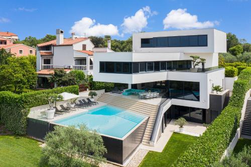 Villa Lucy Banjole for 12 people near Medulin with heated indoor pool & spa just 400 meters from the