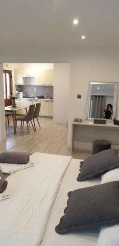 Romantic Apartment Rohreggerova - image 13