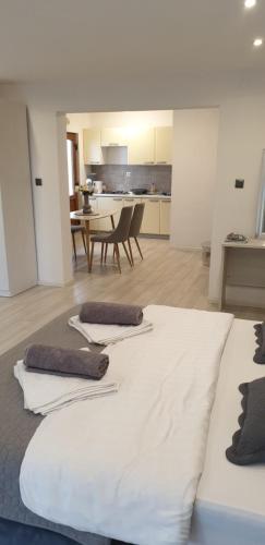 Romantic Apartment Rohreggerova - image 2