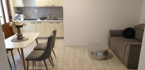 Romantic Apartment Rohreggerova - image 7